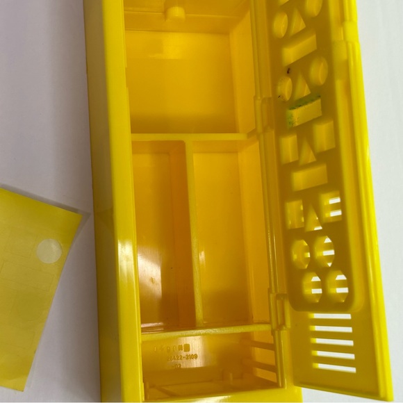 1999 Barbie “Hidden Messages” Yellow Locker - Picture 3 of 14